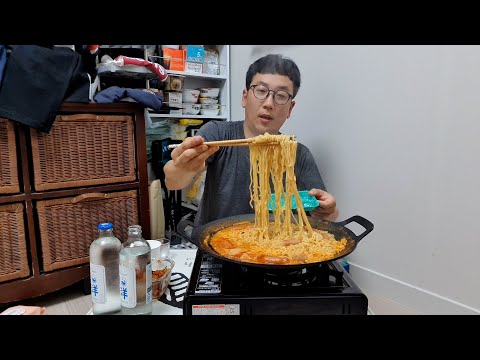 인생 후반전을 시작하는 45세 중년의 라면과 소주의 행복