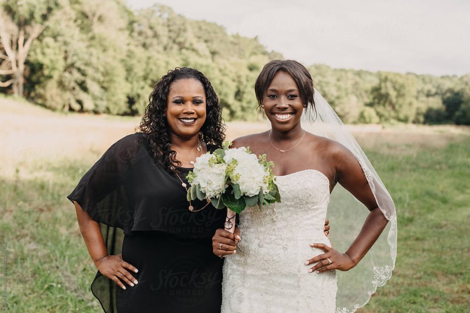 Who Walks The Mother Of The Bride Down The Aisle? - Zola Expert Wedding  Advice